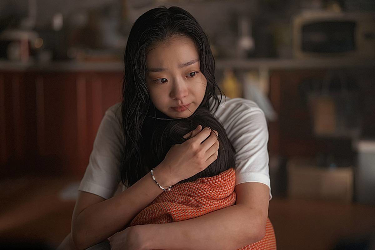 아이를 꼭 껴안는 김다미 / 넷플릭스 코리아