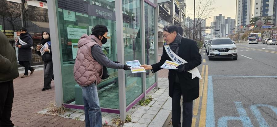 이창우 포항시 맑은물사업본부장이 홍보전단을 나눠주고 있다.