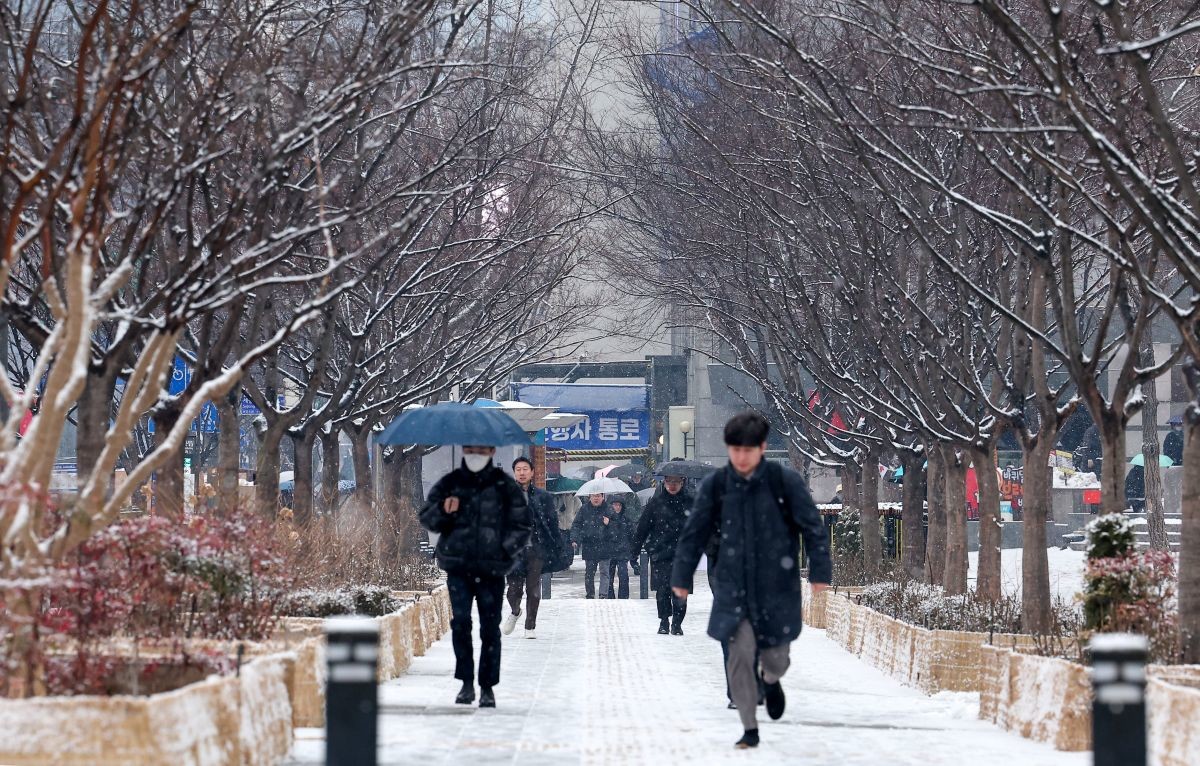 눈 내리는 출근길 / 뉴스1