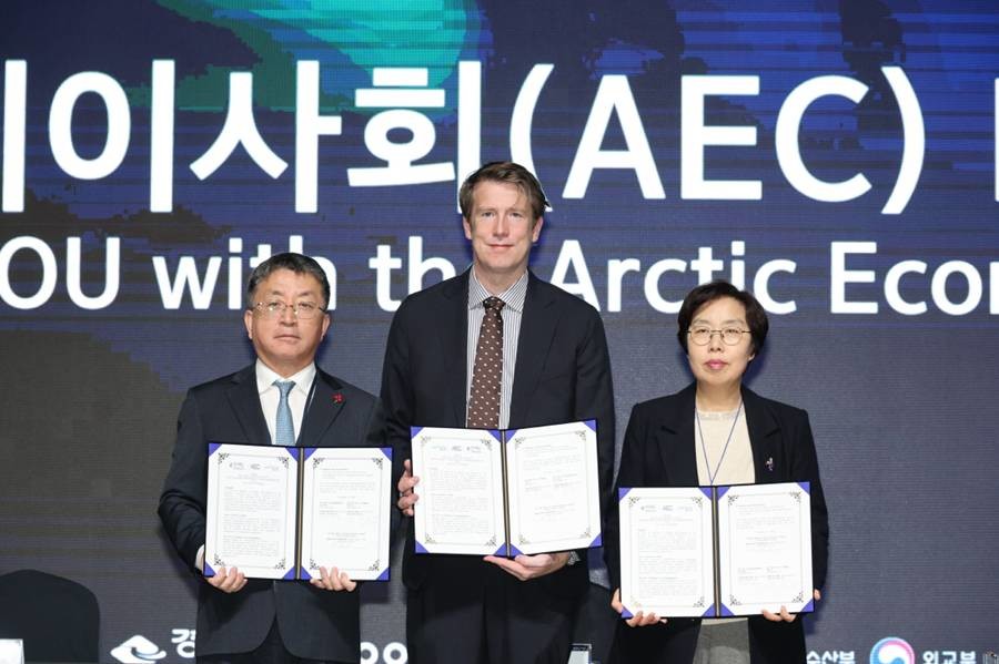 북극경제이사회와 양해각서를 체결하고 기념촬영을 하고 있다.(왼쪽부터 장상길 포항시 부시장, 매즈 크비스트 프레데릭센 북극경제이사회(AEC) 사무총장, 최영숙 경상북도 환동해지역본부장)/포항시