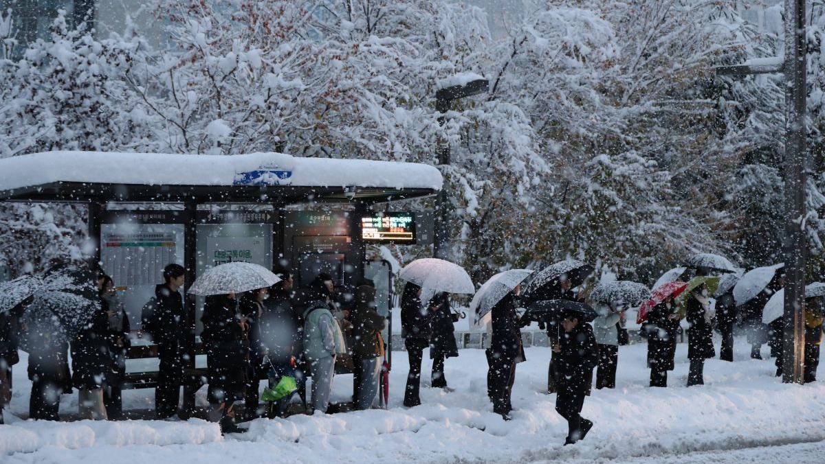 눈 내리는 출근길 / 뉴스1