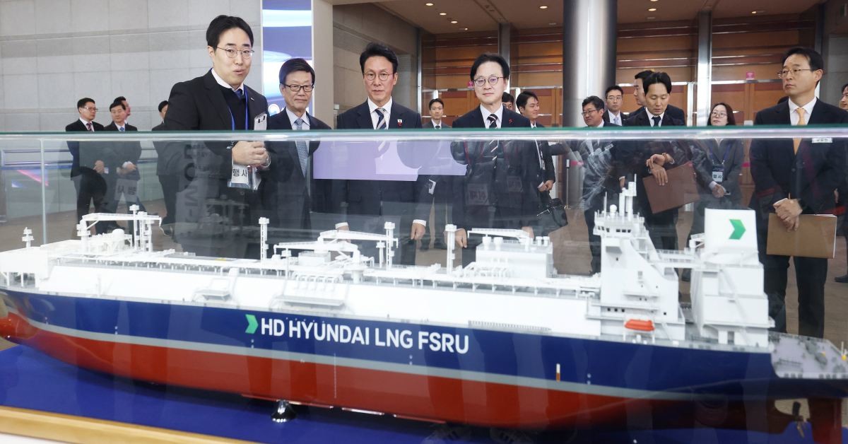 김민석 국무총리(가운데) HD현대의 선박 모형을 바라보고 있다 / 뉴스1