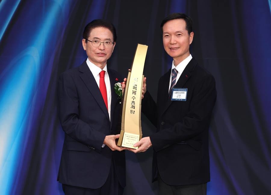 이철우 도지사(왼쪽) 포상 전수식 모습/이하 경북도