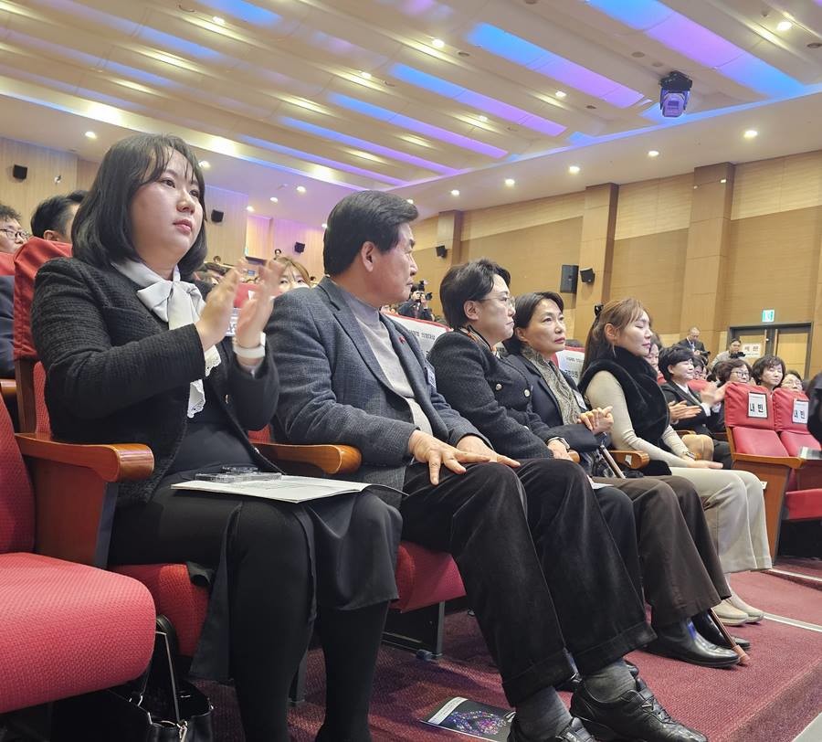 왼쪽부터 수상자인 이다영 포항시의원, 소병훈 국회의원, 김선민 국회의원, 서미화 국회의원, 김예지 국회의원 /이다영 의원 제공