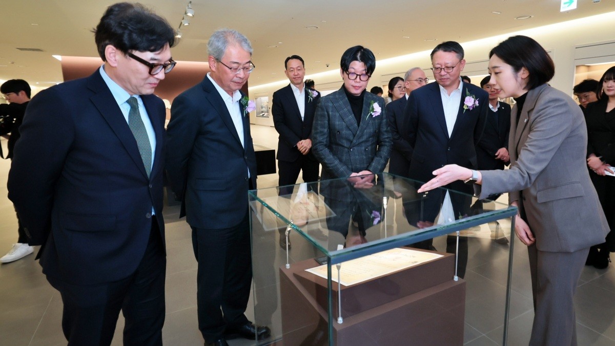 (왼쪽에서 두번째부터) 임종룡 우리금융그룹 회장, 이정섭 우리은행 상무, 고 박경리 작가의 외손자인 토지문화재단 김세희 이사장, 정진완 우리은행장이 '우리1899'에서 서울시 지정문화재인 ‘대한천일은행 창립청원서’에 대한 설명을 듣고 있다. / 우리금융그룹 제공
