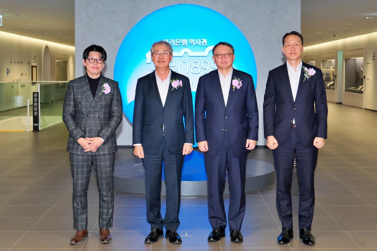 우리은행(은행장 정진완)은 서울 중구 본점 지하 1층에 126년 금융 역사를 현대적으로 재해석한 전시 공간 ‘우리1899’를 개관했다. (왼쪽부터) 고 박경리 작가의 외손자인 토지문화재단 김세희 이사장, 임종룡 우리금융그룹 회장, 정진완 우리은행장, 이정섭 우리은행 상무가 기념사진을 촬영하고 있다. / 우리금융그룹 제공