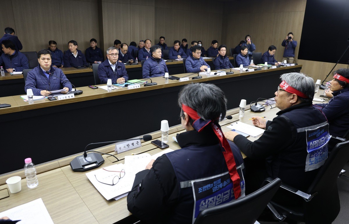 서울교통공사 제1노조인 민주노총 산하 서울교통공사노조가 지난 11일 서울 성동구 서울교통공사 본사에서 열린 본사에서 열린 서울지하철 노사 임금교섭 본회의에 참석하고 있다. / 뉴스1