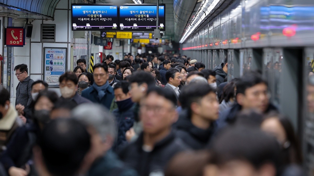 서울 종로구 광화문역에서 시민들이 지하철을 이용해 출근길을 서두르고 있다. 기사의 이해를 돕기 위한 사진 / 뉴스1
