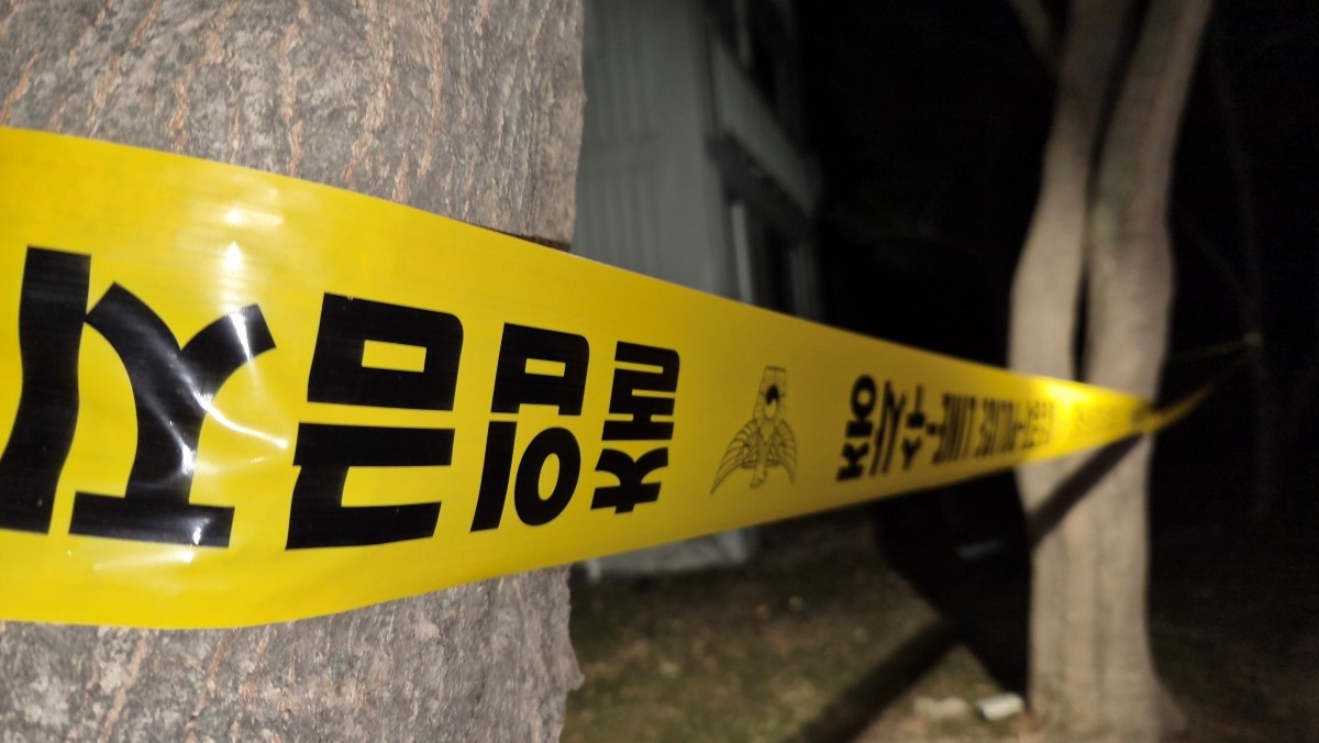 지난 11일 오후 경기 용인시 기흥구 한 아파트 화단에 폴리스라인이 쳐져 있다. 이곳에선 이날 오후 5시 55분께 투신한 것으로 추정되는 50대 남성 시신이 발견됐다. 이 남성 차량에선 마찬가지로 10대 남성이 숨져 있었다. 경찰은 현장 감식과 부검을 통해 자세한 사건 경위를 조사 중이다. / 뉴스1