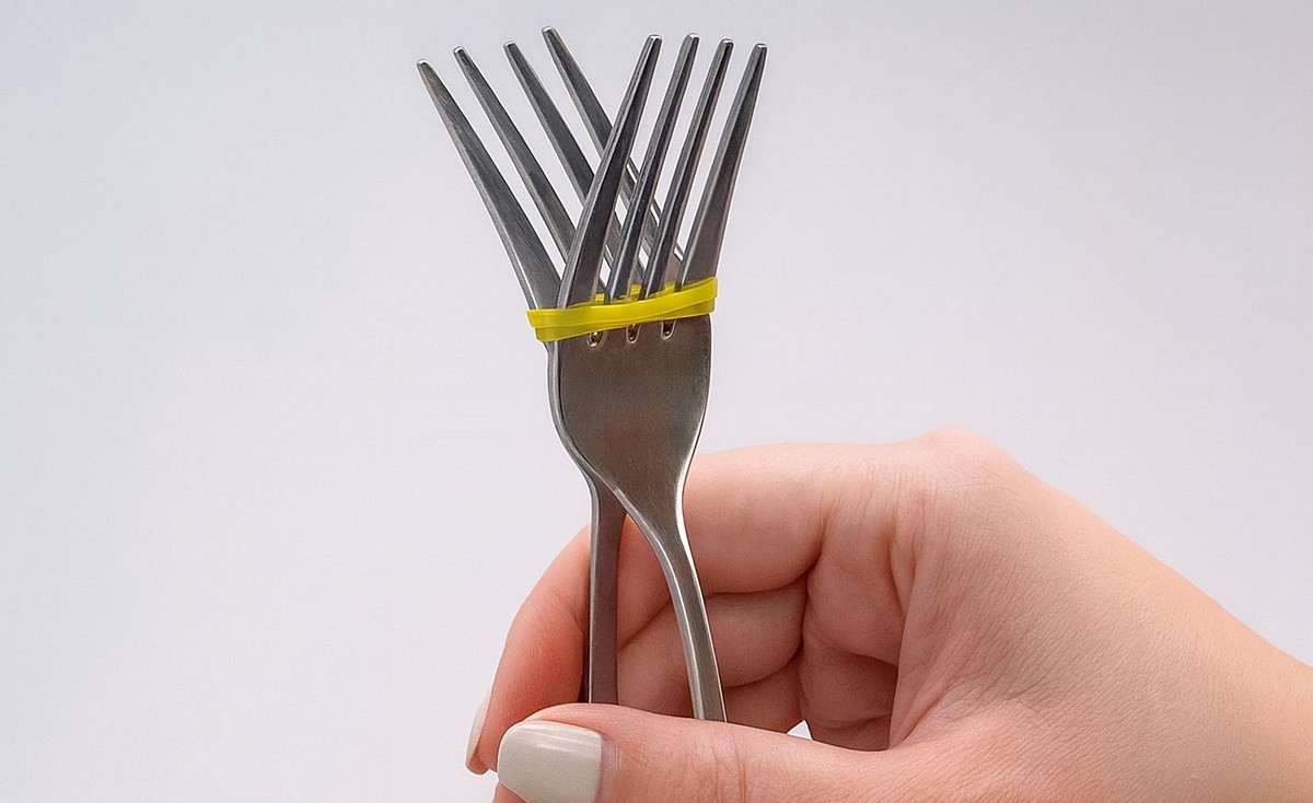 고무줄을 활용해 포크 두 개로 집게를 만든 모습. 일명 포크 집게 모습이다. 기사 이해를 돕기 위해 AI를 활용해 제작한 자료 사진입니다. 실제 모습과 다소 차이가 있을 수 있습니다.
