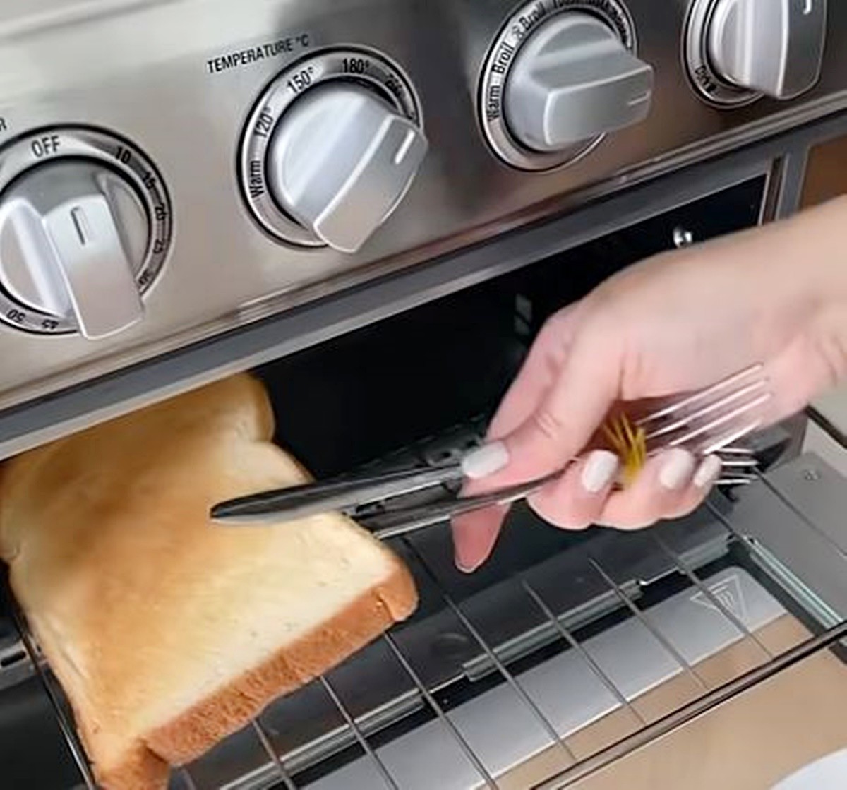 포크 집게를 사용하는 모습 / 유튜브 '봄집사'