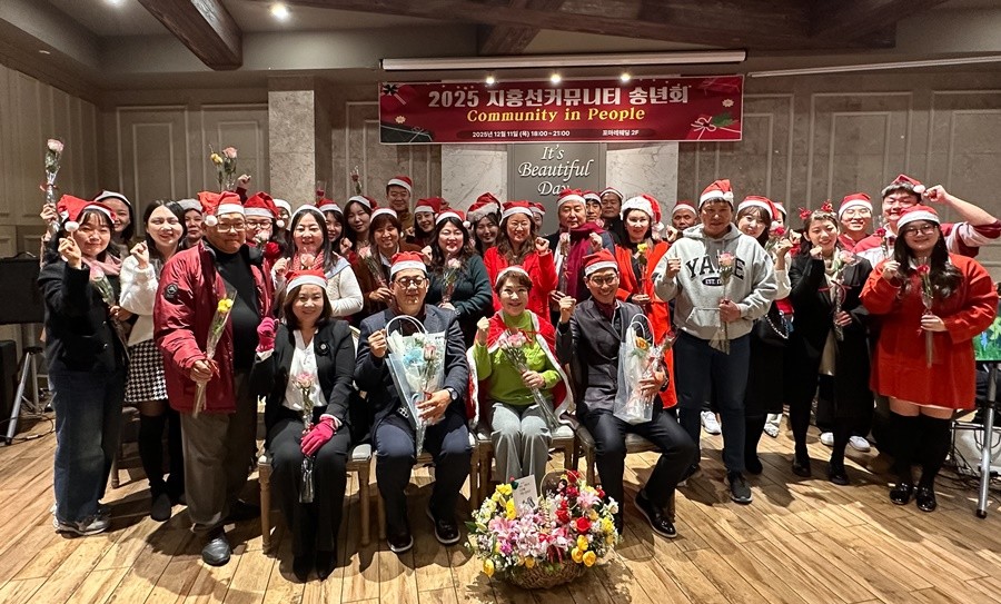 성인 독서 커뮤니티 ‘북 커넥션(BookConnection)’ 2025 송년회 후 회원들이 기념 촬영을 하고 있다. / (주)지홍선커뮤니케이션즈 제공