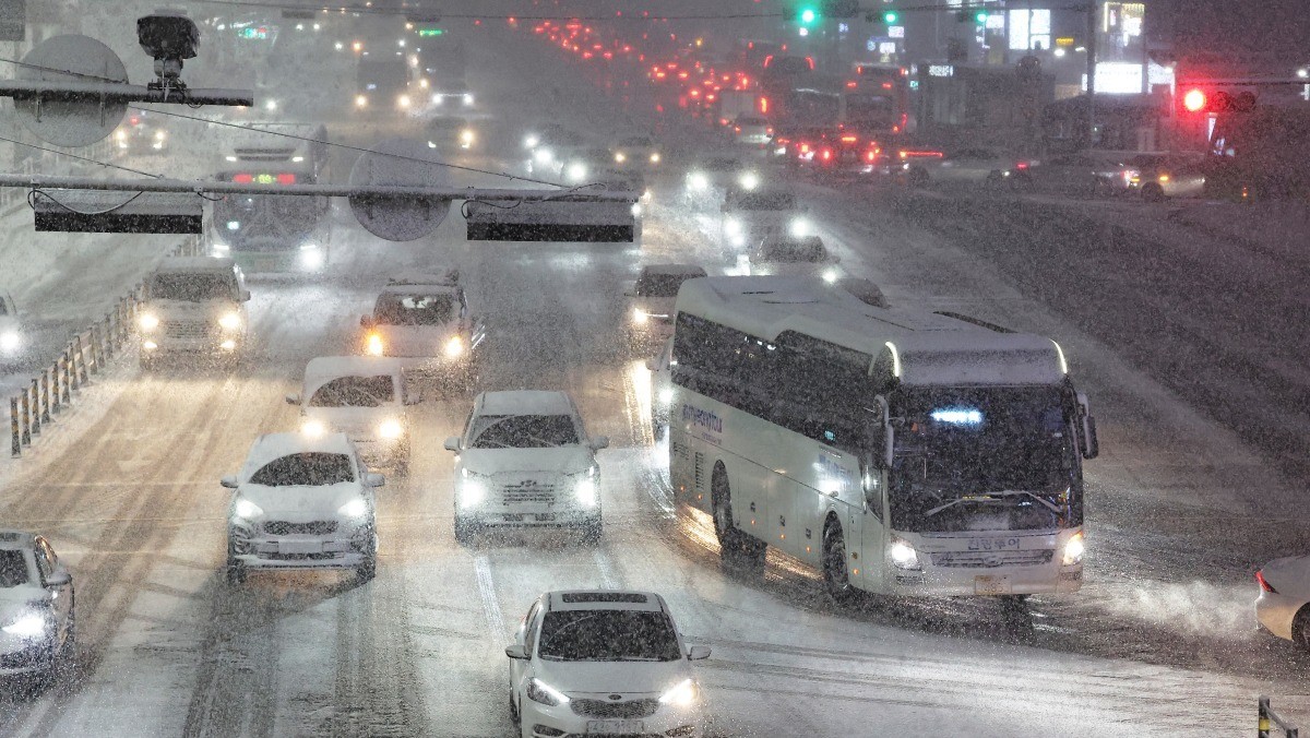 지난 4일 경기도 수원시 팔달구 수원역 앞 덕영대로에서 차량이 서행하고 있다. / 연합뉴스