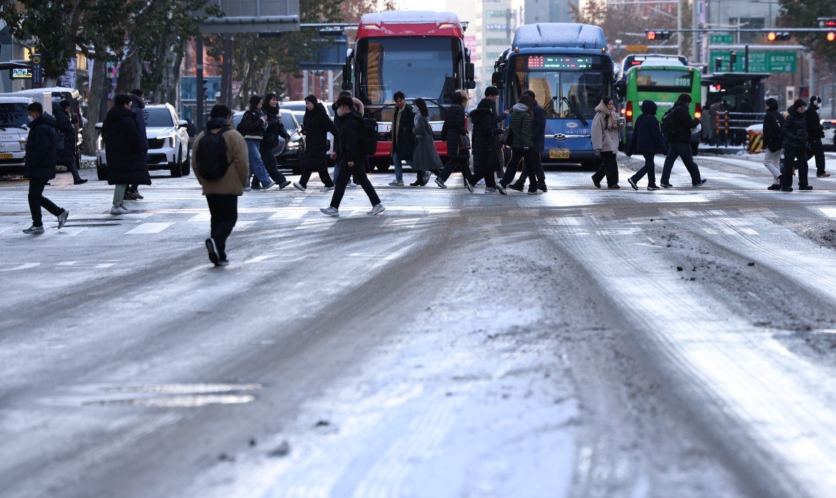도로에 눈이 쌓여 있다. / 뉴스1