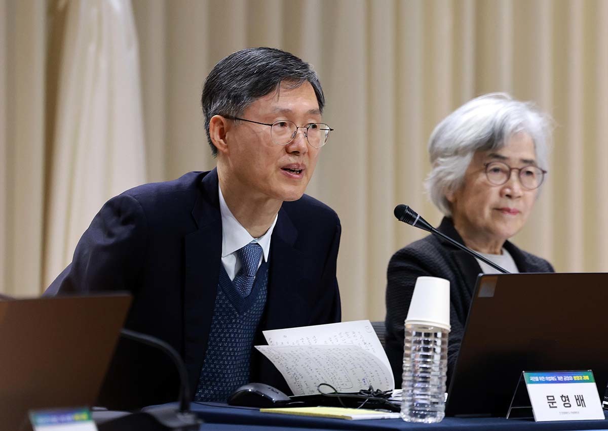 문형배 전 헌법재판관이 11일 서울 서초구 서울법원종합청사에서 '국민을 위한 사법제도 개편' 공청회에서 참석자들에게 인사를 하고 있다. / 뉴스1