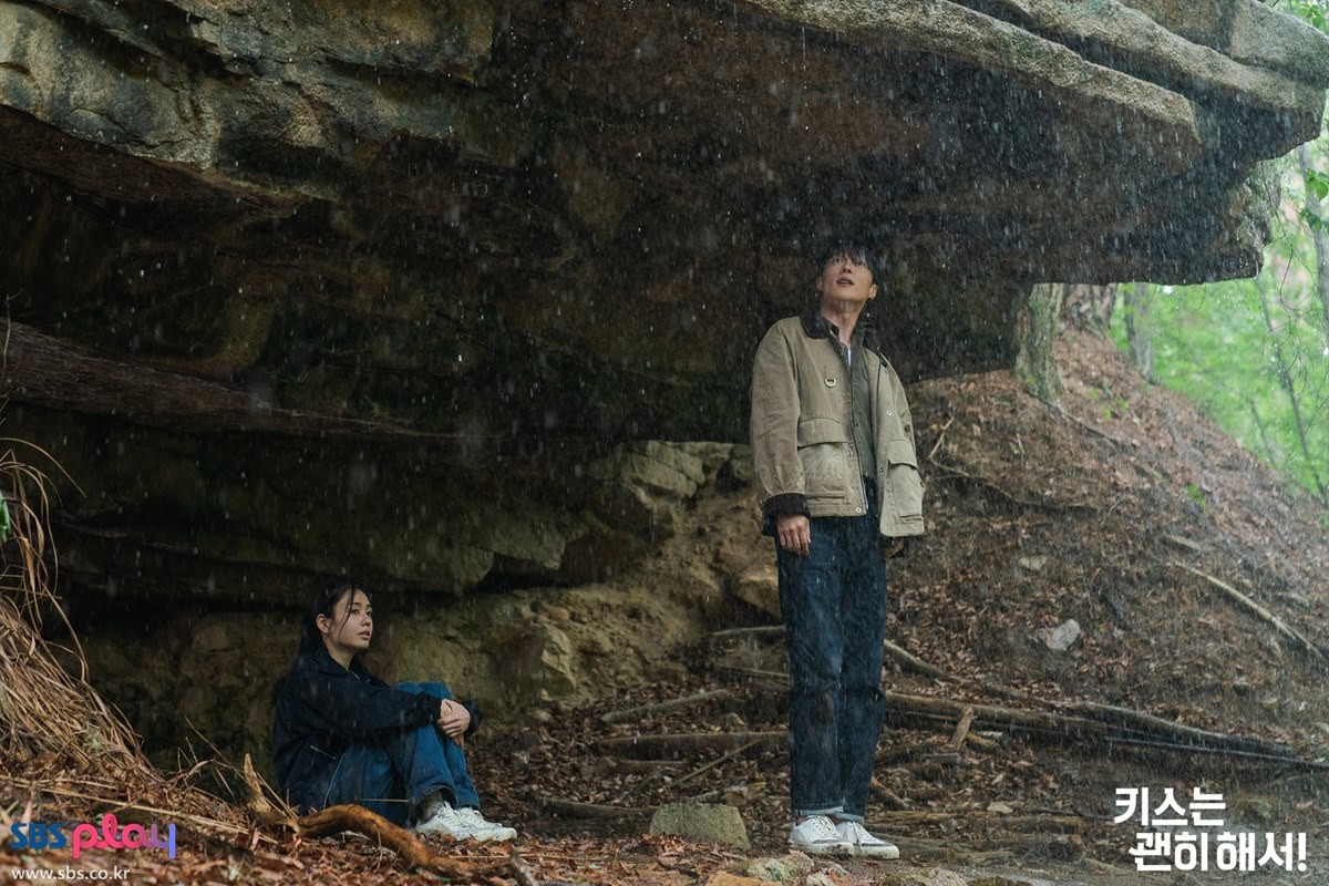 드라마 '키스는 괜히 해서!' 주연 배우 안은진과 장기용 / SBS