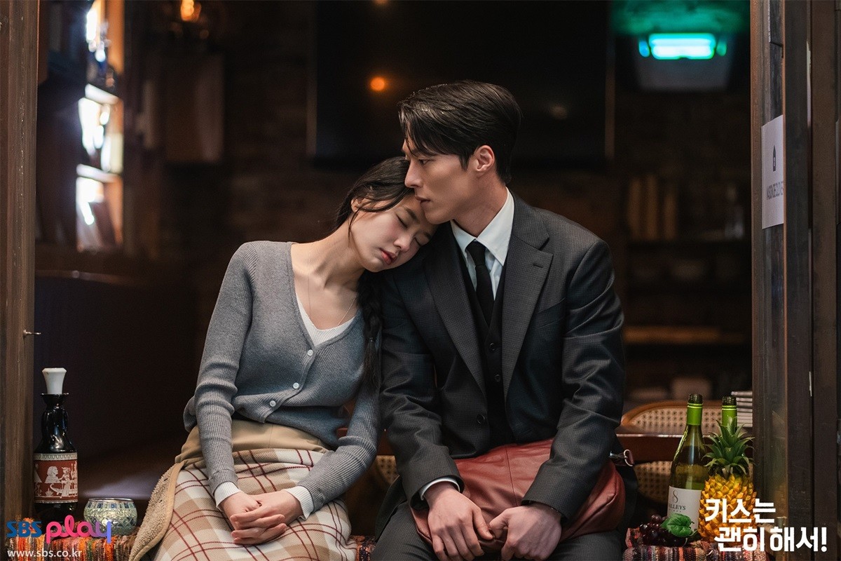 드라마 '키스는 괜히 해서!'에서 로맨스 연기를 선보인 장기용과 안은진 / SBS