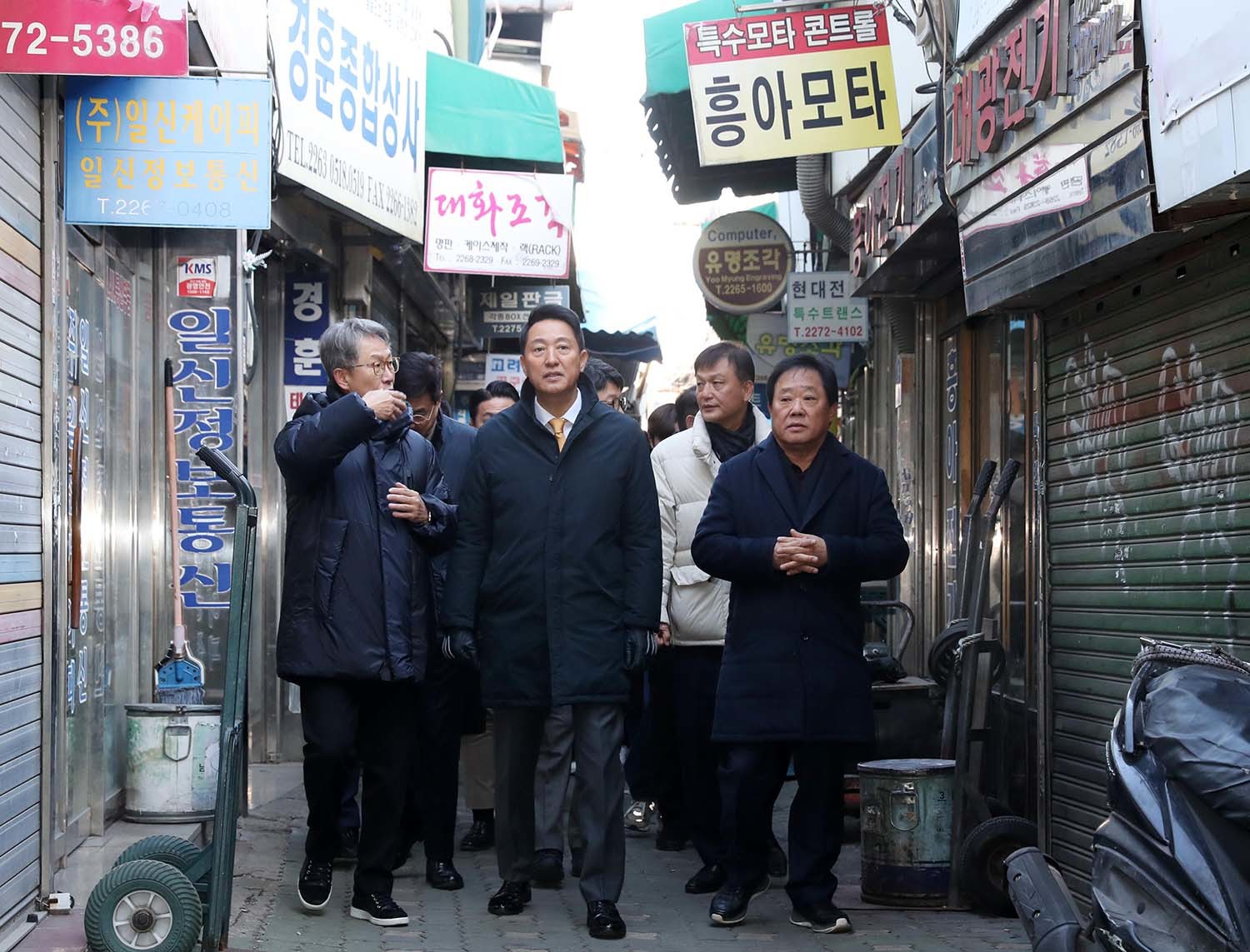 오세훈 서울시장이 4일 오전 서울 종로구 세운지구 일대를 찾아 둘러보고 있다. / 뉴스1