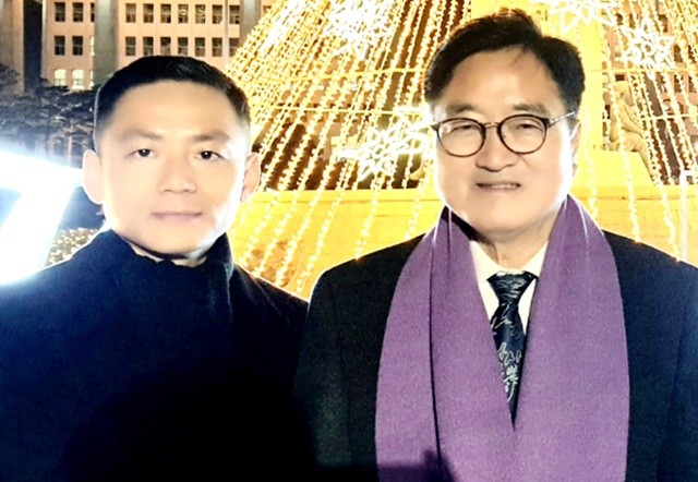 배우 염광호(왼쪽)와 우원식 국회의장이 기념촬영을 하고 있다.