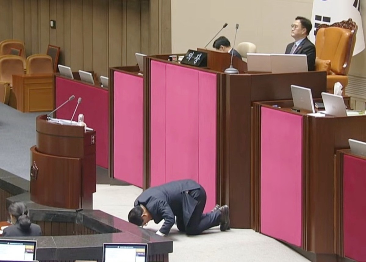 12월 12일 국회 본회의장에서 필리버스터 도중 큰절을 하는 국민의힘 송석준 의원 모습. 당시 송석준 의원은 '저는 사과드린다'라고 말했다. 그러면서 '모두 가슴에 손을 얹고 인요한 의원의 마음을 되새기면서 깊이 성찰해야 한다고 생각한다. 먼저 국민께 큰 절로 사죄의 마음을 표하겠다'라며 단상 뒤로 물러나 한 차례 큰절을 했다. / 국회방송 유튜브 캡처-연합뉴스