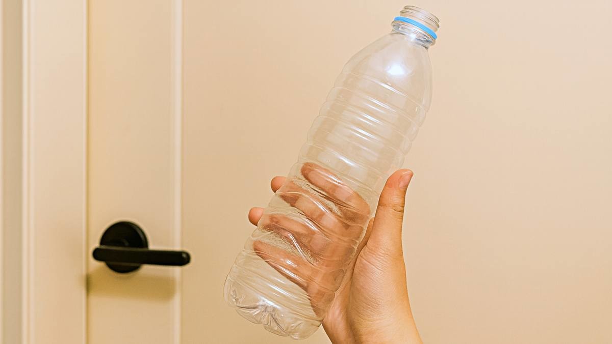 잠긴 문과 페트병. 기사 내용을 바탕으로 제작한 자료사진.