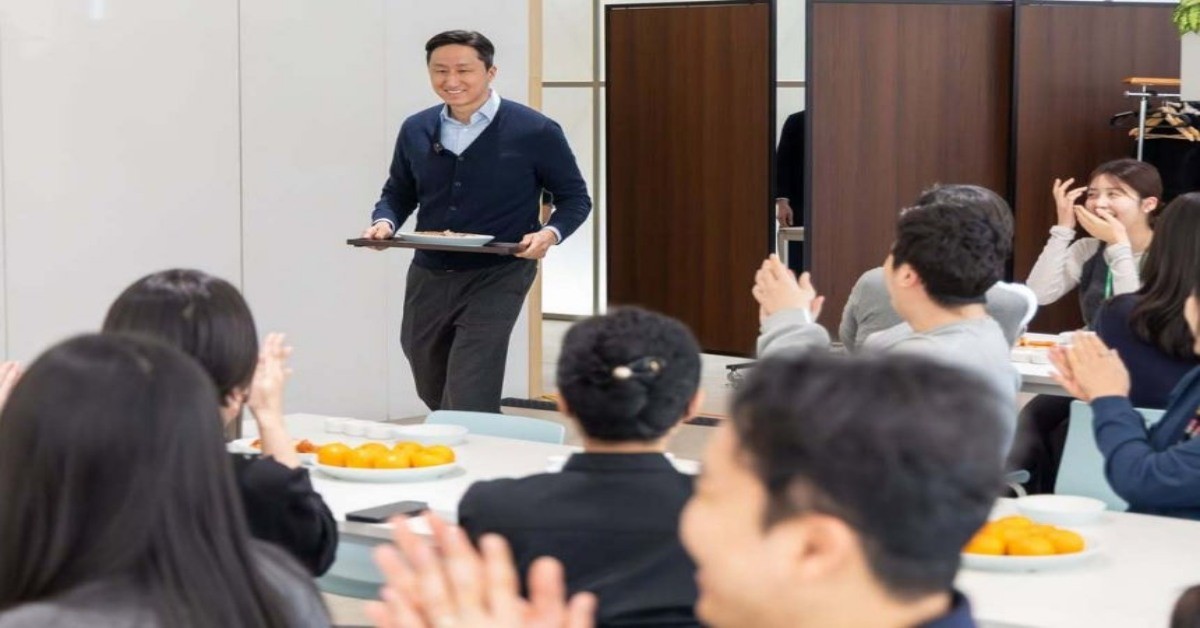 정기선 HD현대 회장이 수육을 들고 등장하는 모습 / HD현대 인스타그램