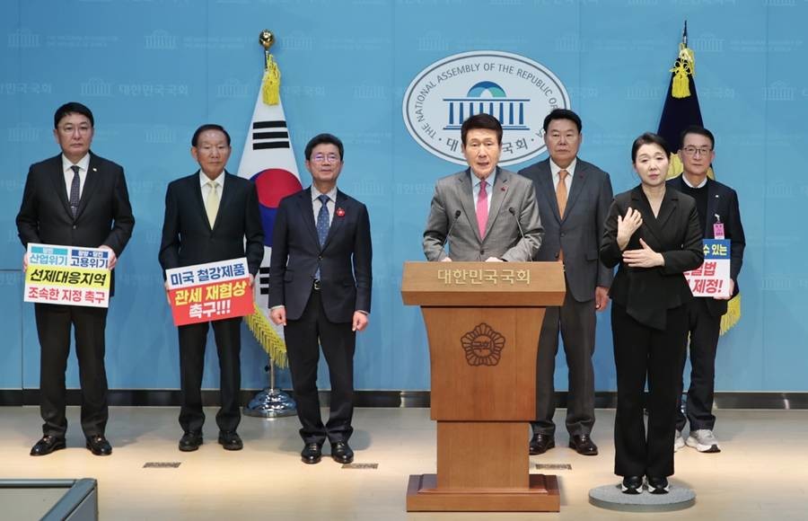 12일 서울 국회 소통관에서 공동대응 호소문 발표 기자회견을 하고 있는 이강덕 포항시장. 왼쪽 두 번째부터 우광일 광양상의회장, 신현덕 당진상의회장, 정인화 광양시장, 이강덕 포항시장, 오성환 당진시장, 나주영 포항상의회장/이하 포항시