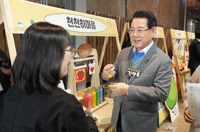 김영록 전라남도지사가 12일 목포 해관1897에서 열린 전남 청년마을 FESTA 행사에서 각 마을 홍보부스를 돌며 청년들을 격려하고 있다.