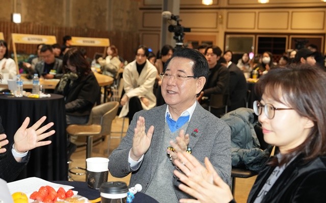 김영록 전라남도지사가 12일 목포 해관1897에서 열린 전남 청년마을 FESTA 행사에서 청년들의 공연을 관람하고 있다.