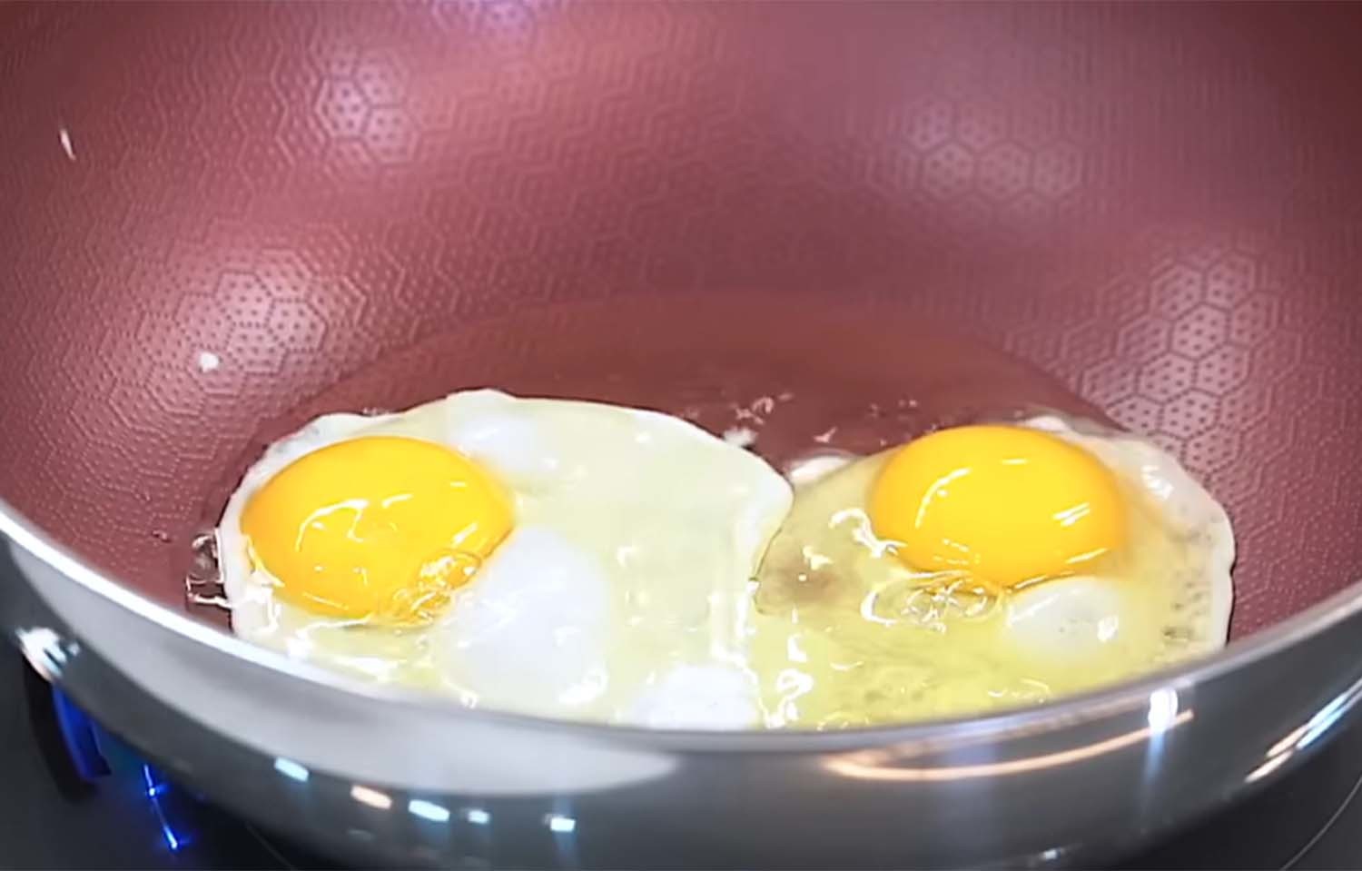 계란볶음밥을 만들기 위해 튀기듯이 계란을 부치고 있다. / '이연복의 복주머니' 유튜브