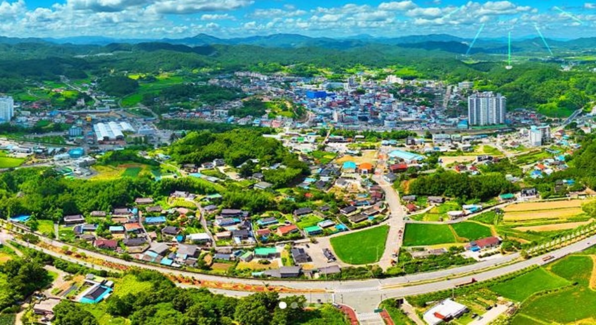 전남 보성군 자료 사진. 전남 보성군은 1인당 30만 원의 군민생활 안전 지원금인 '보성사랑 (민생회복)지원금' 예산안이 군의회 예산결산특별위원회를 통과했다고 12일 밝혔다. 보성군에 따르면 해당 지원금은 소득·나이 등 조건 없이 모든 보성군민에게 설 명절 이전 지급될 예정이며 전액 자체 재원으로 마련됐다. 이와 관련해 보성군 관계자는 '군민의 생활비 부담이 상당한 만큼 이번 지원이 군민 생활 안정과 지역 경제 회복에 이바지할 수 있도록 최선을 다하겠다'라고 말했다. / 보성군 인스타그램