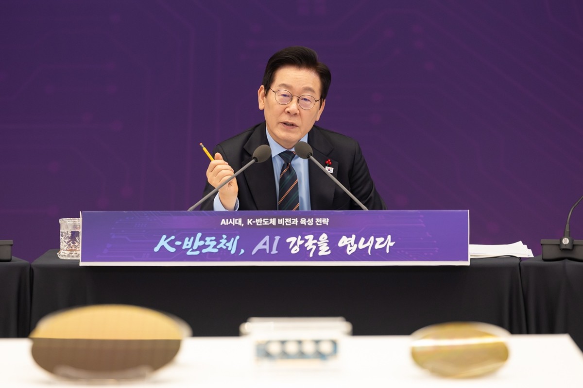 이재명 대통령이 지난 10일 서울 용산 대통령실 청사에서 열린 AI 시대의 K-반도체 비전과 육성전략 보고회에서 발언하고 있는 모습 / 뉴스1