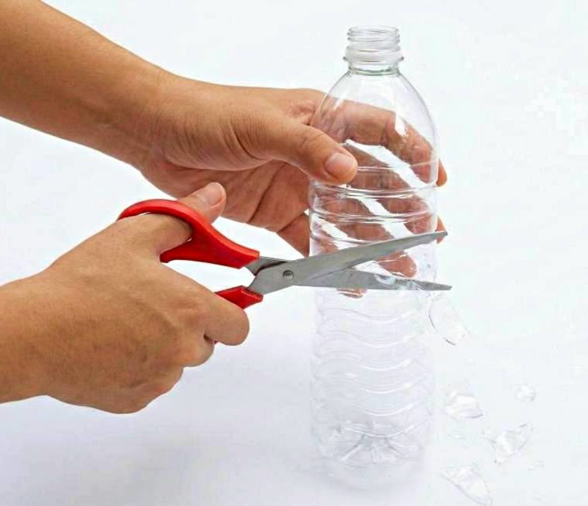 페트병 가위로 자르기. 기사 내용을 바탕으로 제작한 자료사진.