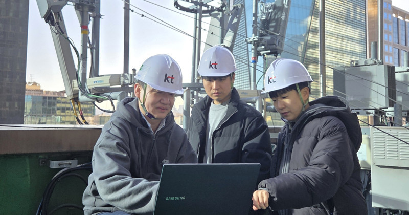 삼성리서치 차세대통신연구센터와 KT 연구진이 AI 무선망 기반 사용자 맞춤 네트워크 최적화 기술 적용 효과를 확인하고 있다. / 삼성전자 뉴스룸