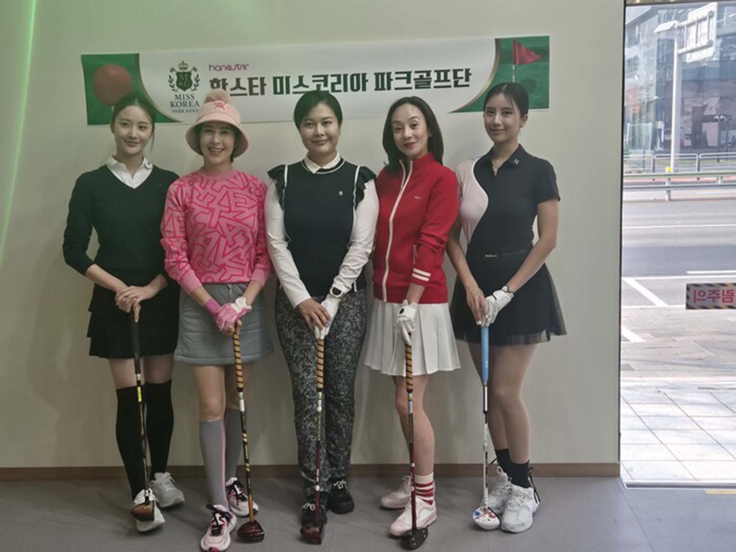 한스타 미스코리아 파크골프단이 지난 11일 창단됐다. 왼쪽부터 이재원, 이지안 감독, 김인영 단장, 권민중, 이화인. / 한스타미디어 제공