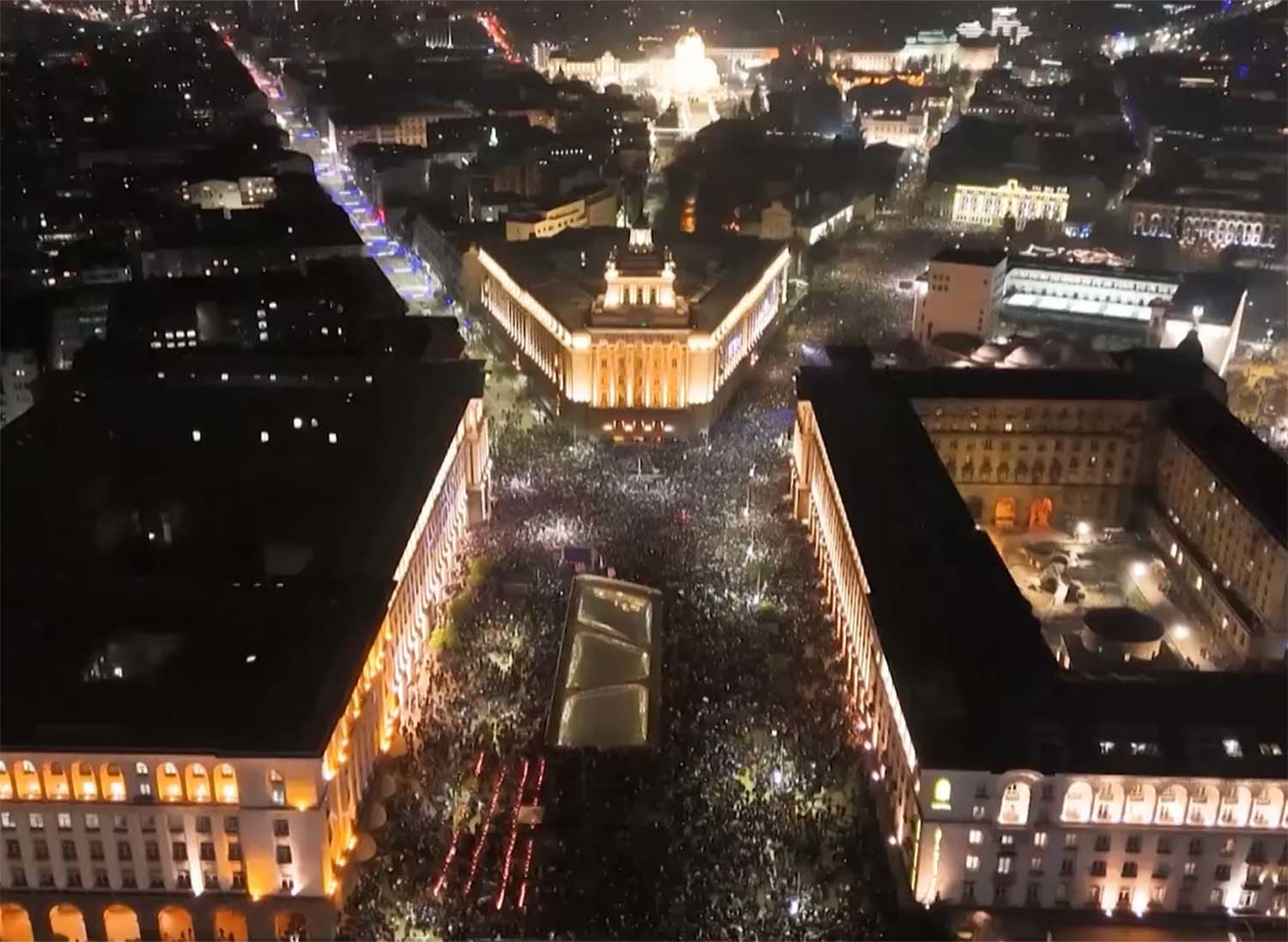 의회 건물 앞을 가득 메운 시위자들. / 'Times News' 유튜브 채널