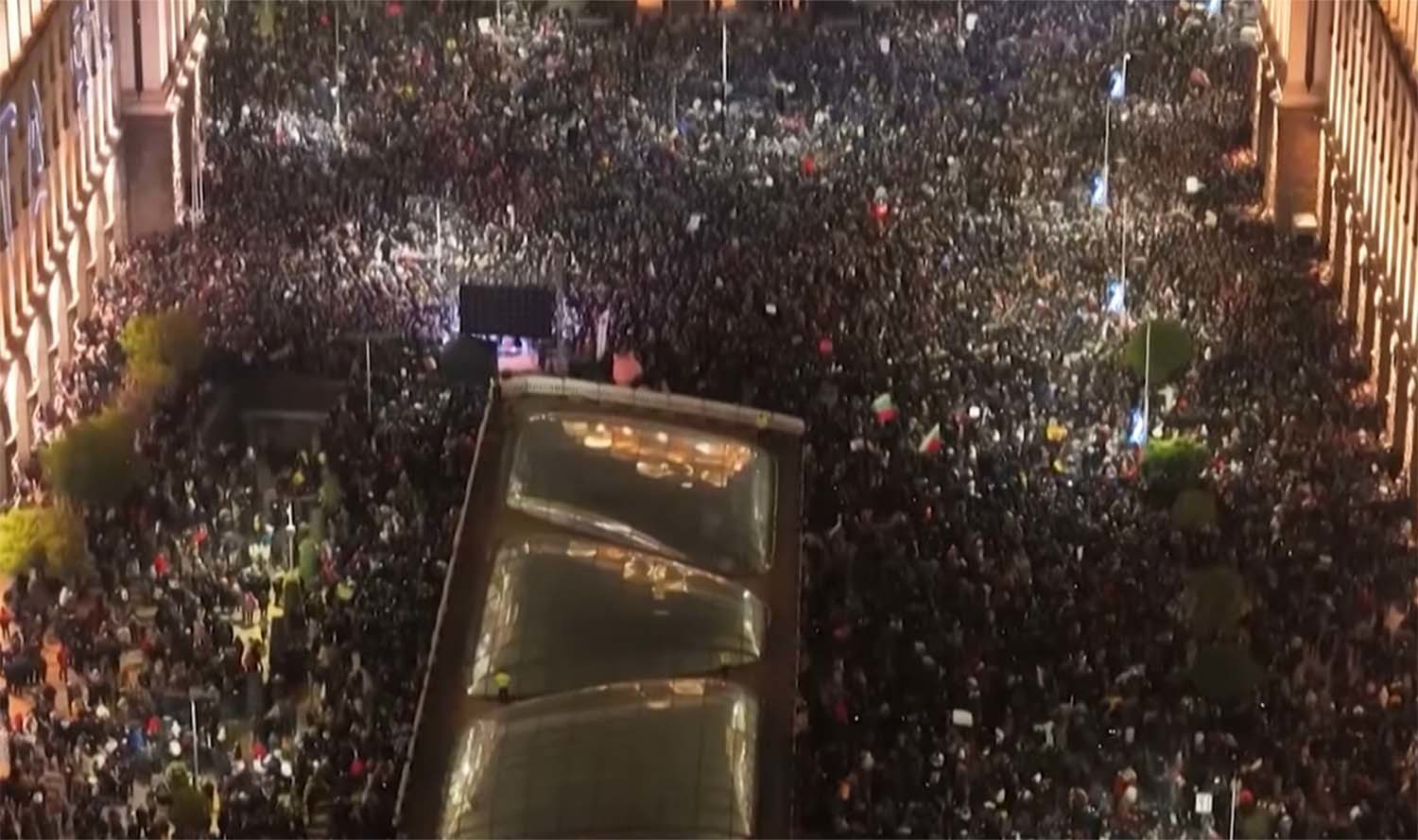 의회 건물 앞을 가득 메운 시위자들. / 'Times News' 유튜브 채널