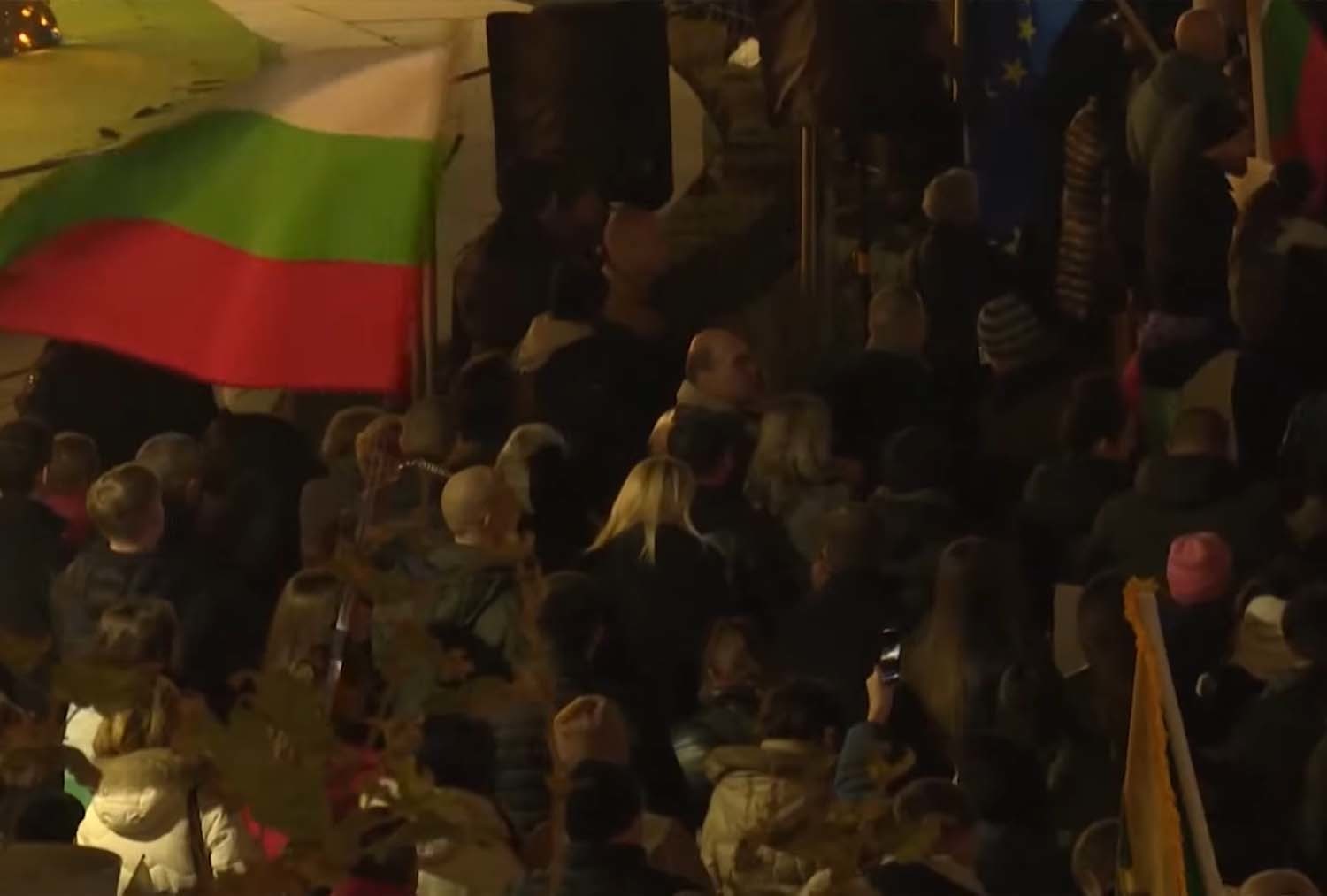 의회 건물 앞을 가득 메운 시위자들. / 'Times News' 유튜브 채널