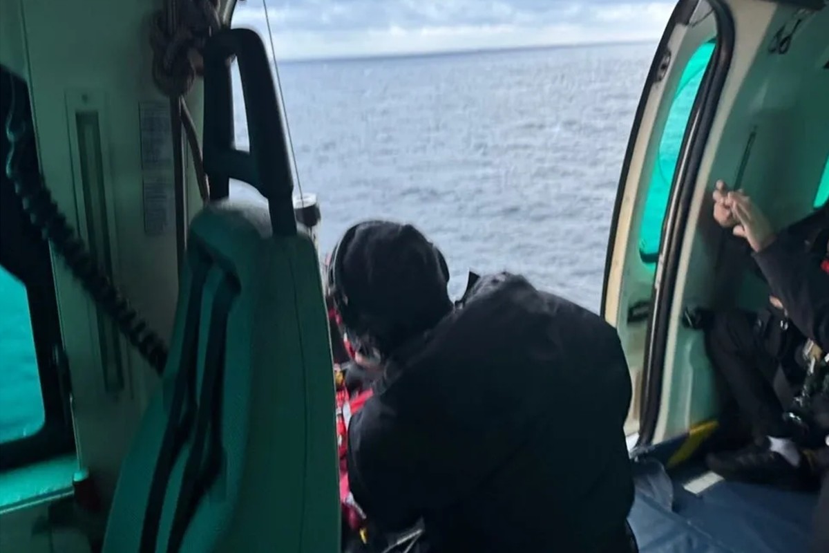 12일 오후 승선원이 추락한 서귀포 해상에 출동한 해경 헬기 / 서귀포해양경찰서