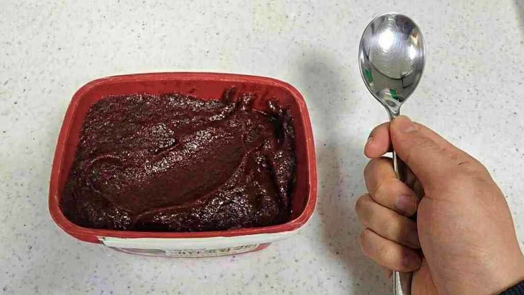 '숟가락을 뒤집어서 고추장에...?' 기사 내용을 바탕으로 제작한 자료사진.