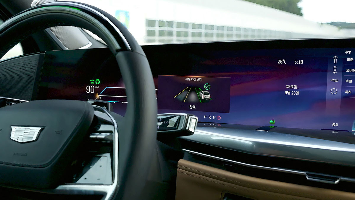 슈퍼크루즈를 활용해 자동으로 차선을 변경한 모습. / 캐딜락 코리아