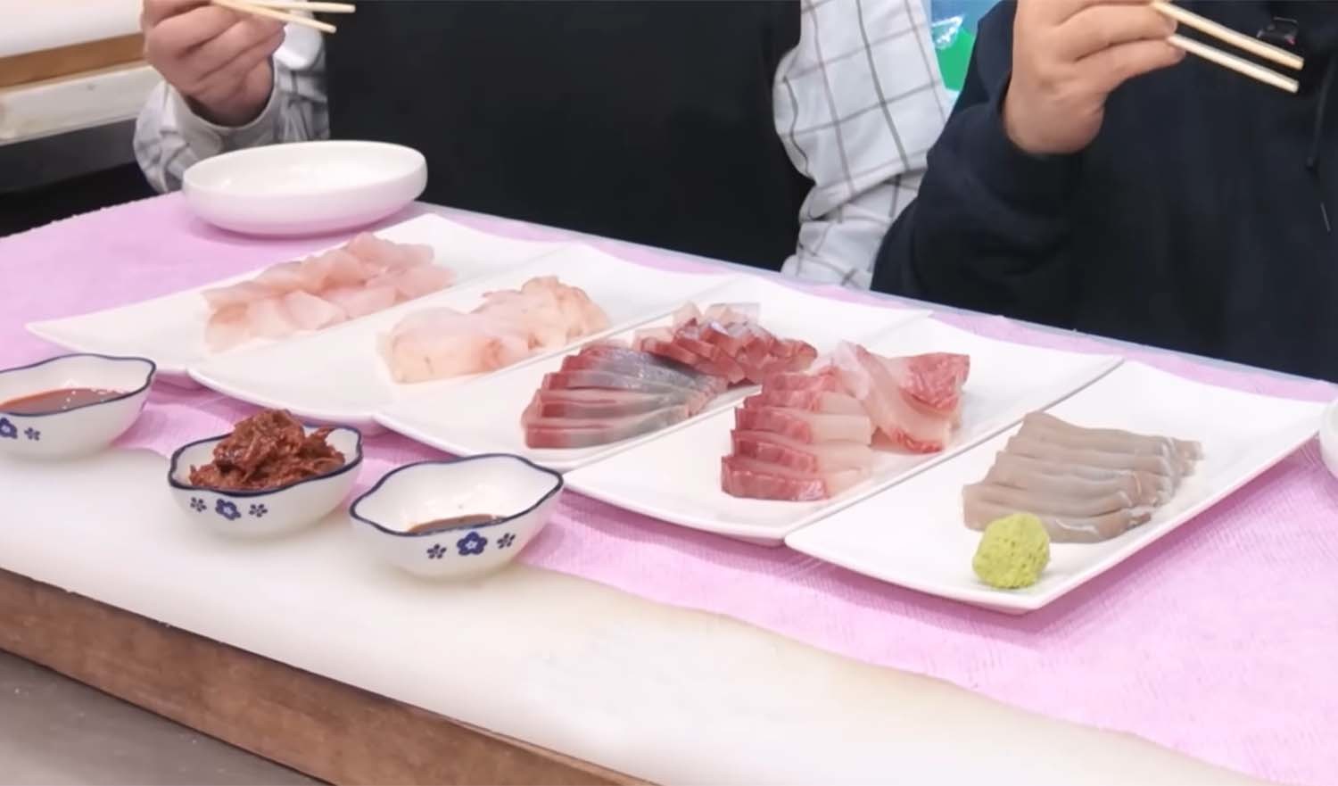 한 달간 드라이 에이징 방식으로 숙성한 생선으로 만든 회. / '일타쿠마' 유튜브