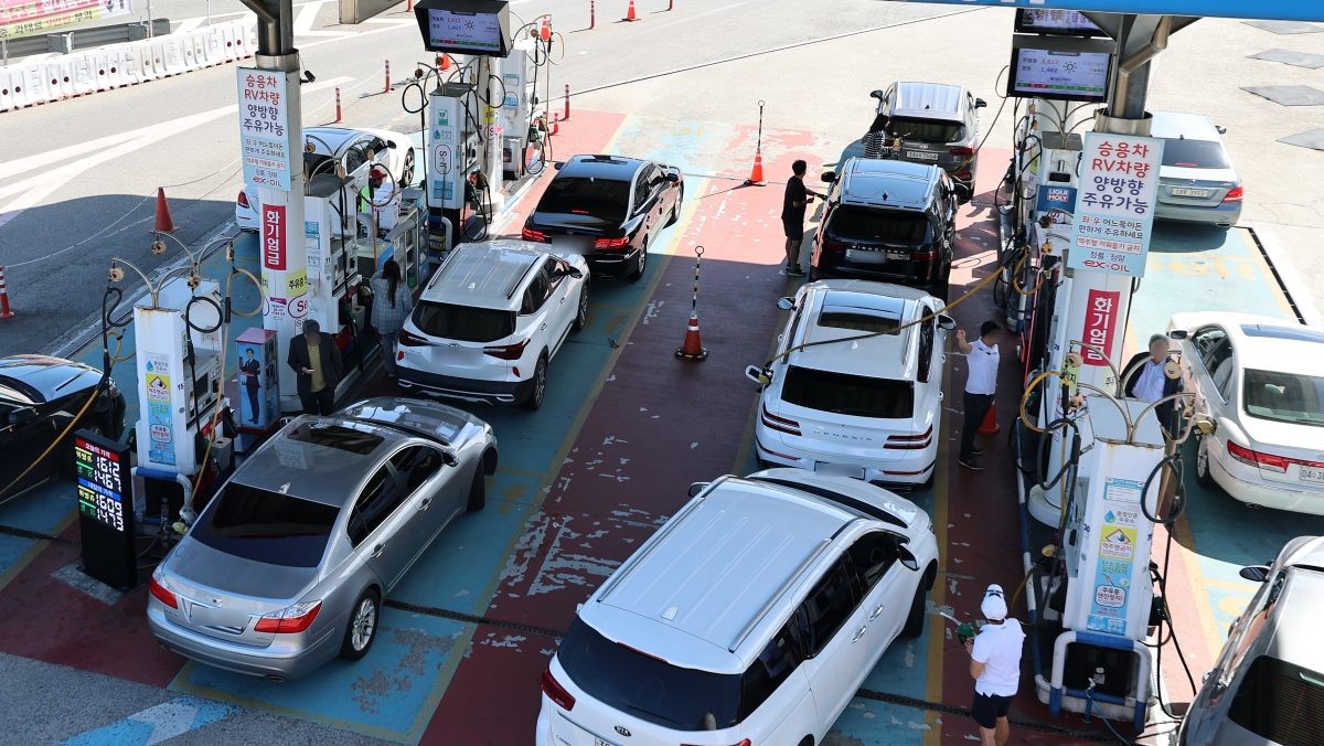 주유를 하기 위해 주유소에 들어선 차량들. 자료사진. / 뉴스1