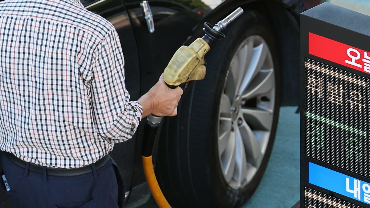 주유하려는 사람의 모습. 자료사진. / 뉴스1