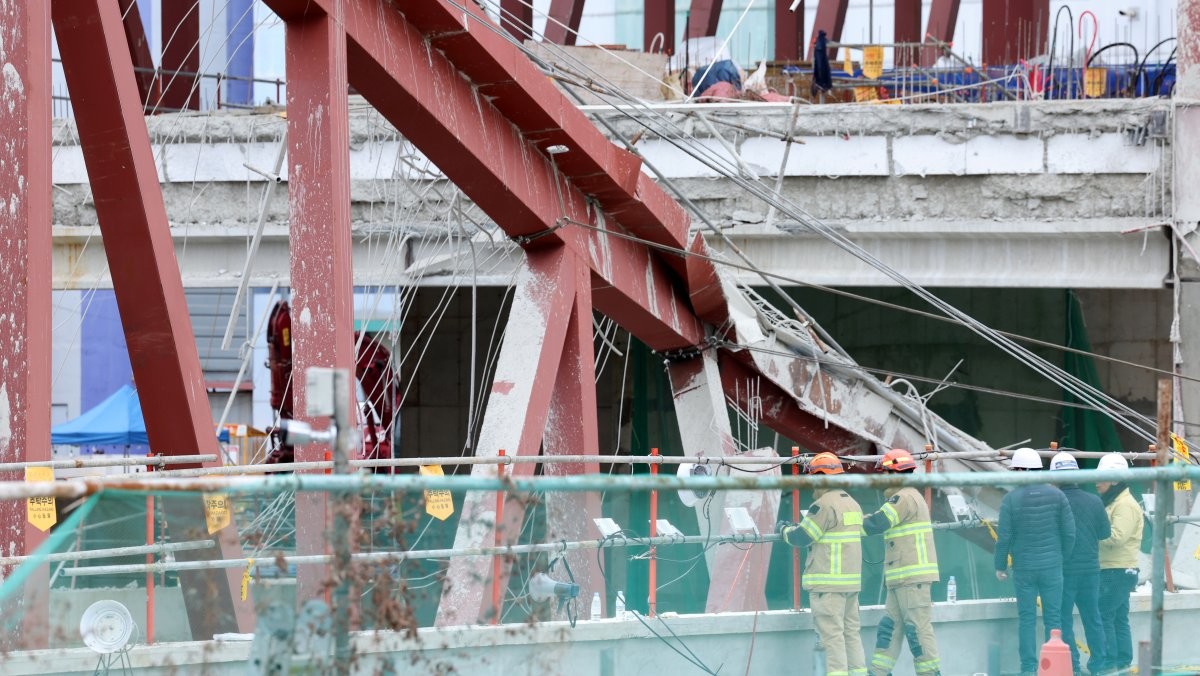 광주대표도서관 붕괴 사고 사흘째인 13일 오전 광주 서구 치평동 사고 현장에서 구조 당국 관계자들이 현장을 둘러보고 있다. / 연합뉴스