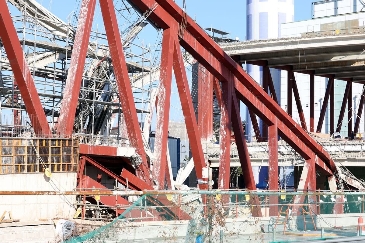 광주대표도서관 공사 현장 붕괴 사고 현장 모습. 광주대표도서관 공사 현장 붕괴 사고로 인해 매몰됐던 작업자 4명 가운데 실종됐던 마지막 1명이 숨진 채 발견됐다. 13일 오전 11시 20분쯤 이번 붕괴 사고로 매몰된 작업자 A 씨(50대)가 현장에서 발견됐다. 소방 당국은 약 1시간 간의 작업을 벌여 A 씨에게 접근했고 숨진 상태의 A 씨를 수습해 병원으로 옮긴 것으로 전해졌다. 이번 사고로 인해 당시 현장에 있던 작업자 4명이 매몰됐으며 이들 모두 끝내 숨진 채 발견됐다. / 뉴스1