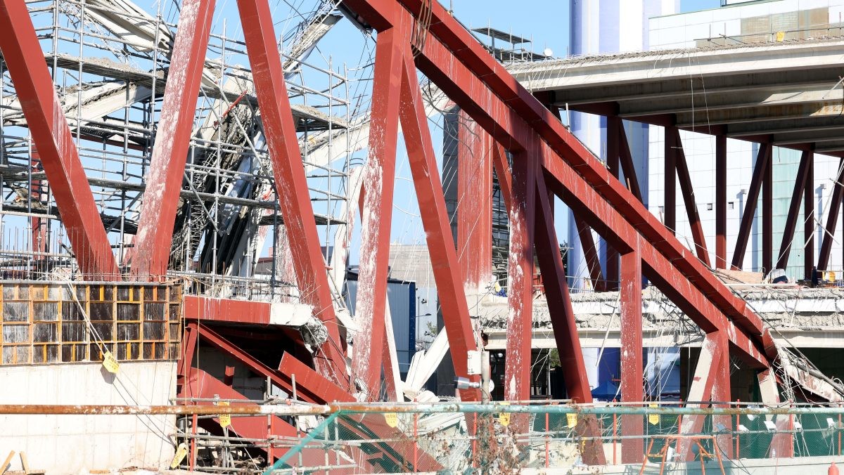 지난 12일 오후 광주대표도서관 공사 현장에서 레미콘 타설 중 붕괴 사고로 구조물 안정화와 보강작업을 위해 수색작업이 멈춰있는 모습. / 뉴스1