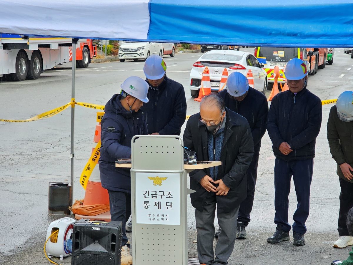 붕괴 사고가 발생한 광주대표도서관 시공을 맡은 김찬식 구일종합건설 대표가 13일 광주 서구에 위치한 사고 현장을 찾아 사죄하는 모습. / 뉴스1