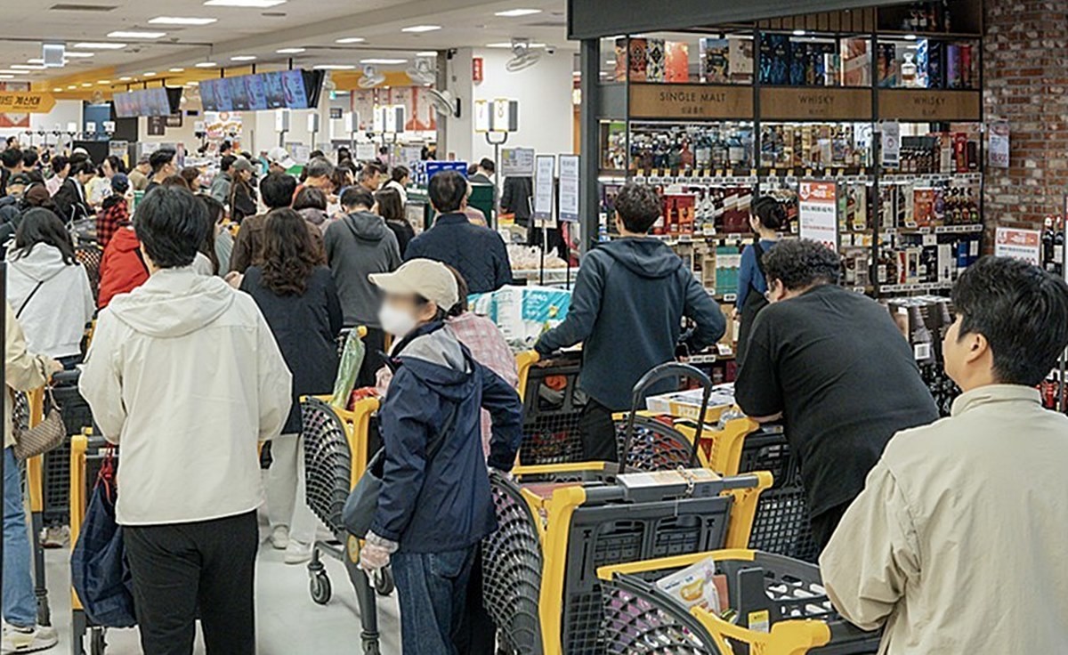 이마트 매장에서 고객들이 결제를 기다리며 줄을 서 있다. 기사 이해를 돕기 위한 자료 사진 / 이마트 제공