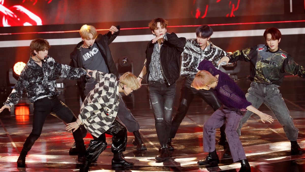 아이돌 그룹 베리베리가 2022년 5월 SBS MTV '더쇼'에 출연해 화려한 공연을 선보이는 모습. / 뉴스1